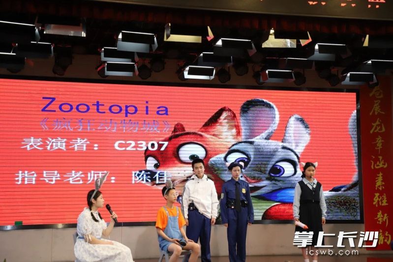 智趣配音、课本剧和情景剧表演更是将经典文学搬上舞台，孩子们生动的演绎赢得阵阵喝彩。