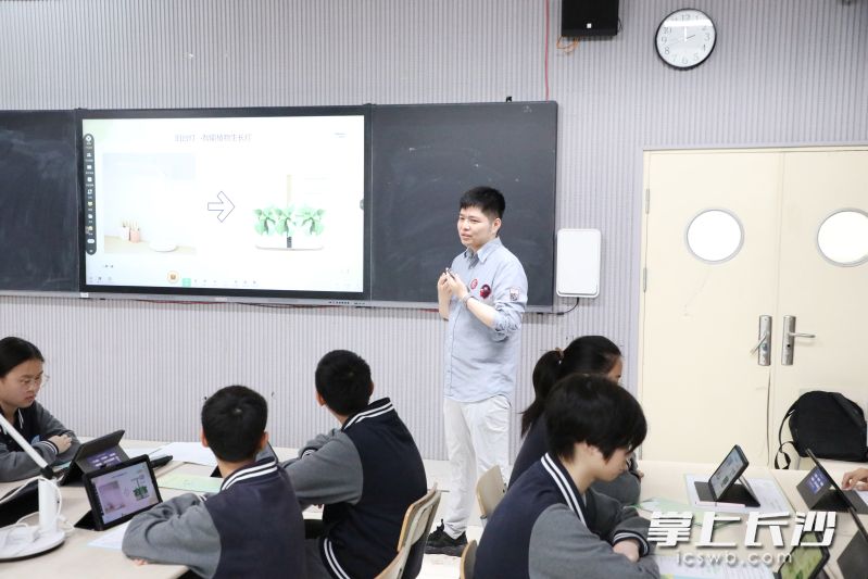 在课例展示环节，周南梅溪湖中学刘任池老师带来了一场别开生面的“变废为宝”创意改造工坊。长沙晚报通讯员 李人扬 摄