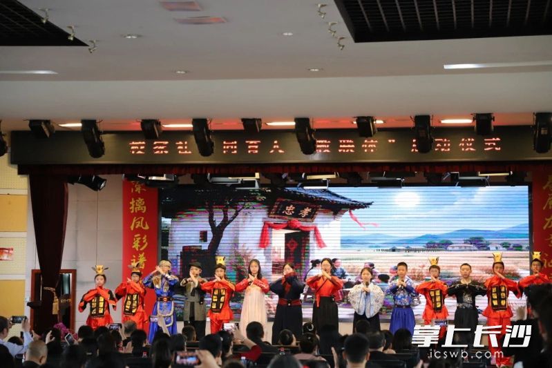今日活动以“品读书香韵，悦享素雅情”为主题，共同探索家校社协同育人的多元路径。照片由学校提供