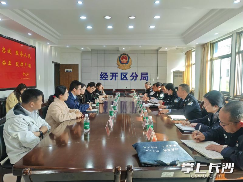 民警进企走访座谈,了解企业诉求。图片均为长沙晚报通讯员 符蓉 提供 民警进企走访座谈,了解企业诉求。图片均为长沙晚报通讯员 符蓉 提供