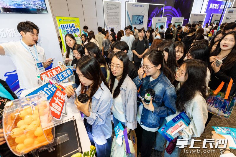 “百万英才汇南粤”2025年N城联动春季招聘活动（长沙站）在长沙北辰国际会议中心举行。本次活动吸引超2万名求职者参与，粤湘两地9组政校企成功签署合作协议。均为长沙晚报全媒体记者 董阳 摄