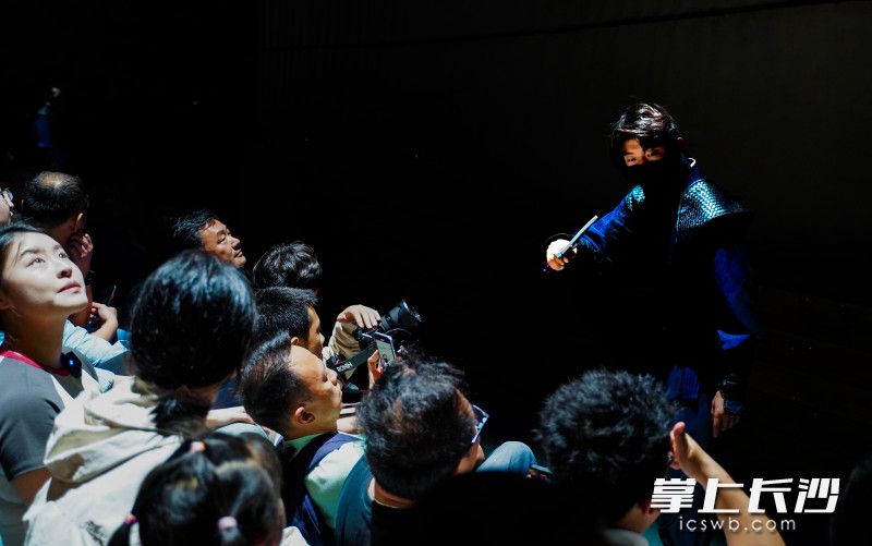 《花开靖港》演出中，演员与观众互动，为观众提供沉浸观演体验。