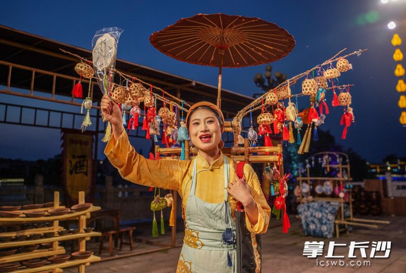 游船靠岸吊脚楼码头，NPC化作百余年前的古镇居民向游客“叫卖”商品，带来了沉浸式游玩体验。