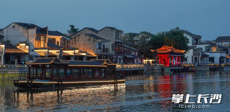 天色渐晚，游客可以乘坐游船在古镇河中漫游，欣赏两岸美景与演出。
