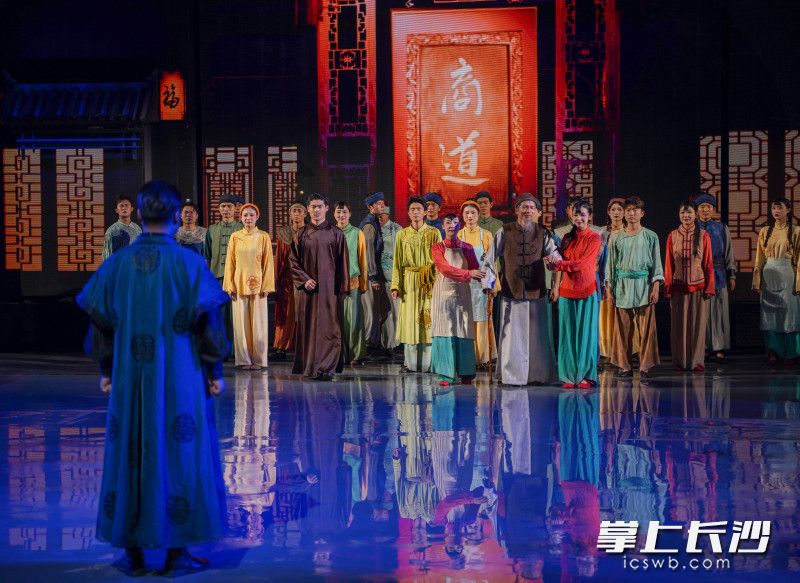 从吊脚楼码头漫步到剧场，《花开靖港》为游客带来颠覆性观演体验。