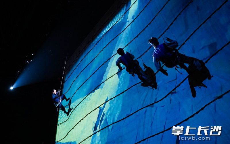 《花开靖港》演出中，演员通过吊威亚形式完成高难度演出，十分具有视觉冲击力。