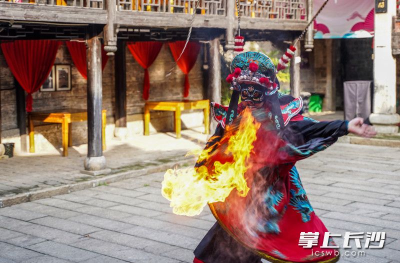 靖港古镇日间演艺，变脸表演者带来喷火才艺。