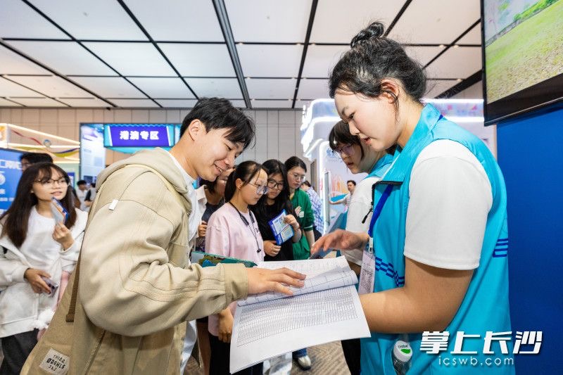 26日，“百万英才汇南粤”2025年N城联动春季招聘活动（长沙站）举办。
