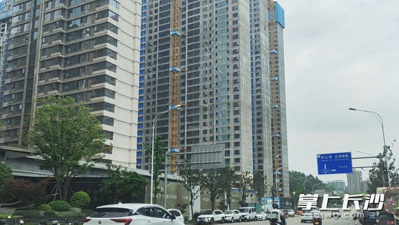 在房地产市场方面，观沙岭片区高端楼盘云集。