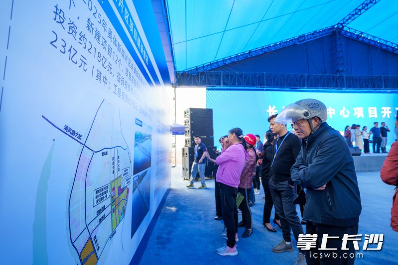 开工仪式结束后，当地村民纷纷来到现场。长沙晚报全媒体记者 邓迪 摄