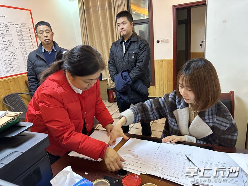 村民签约腾房。大托铺街道供图