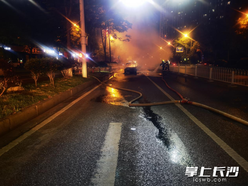 消防员正在扑救着火车辆。 通讯员 阮鹏霖 摄