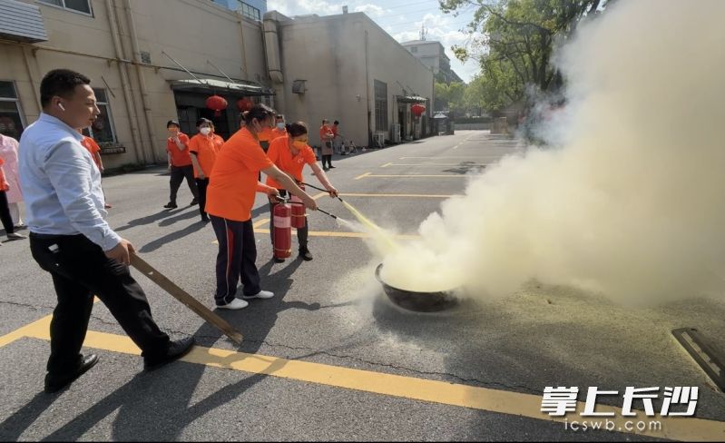 工作人员在进行灭火演练。