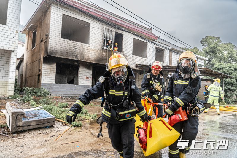 消防员在火灾中救出“被困人员”。 长沙晚报通讯员 黎翔 摄