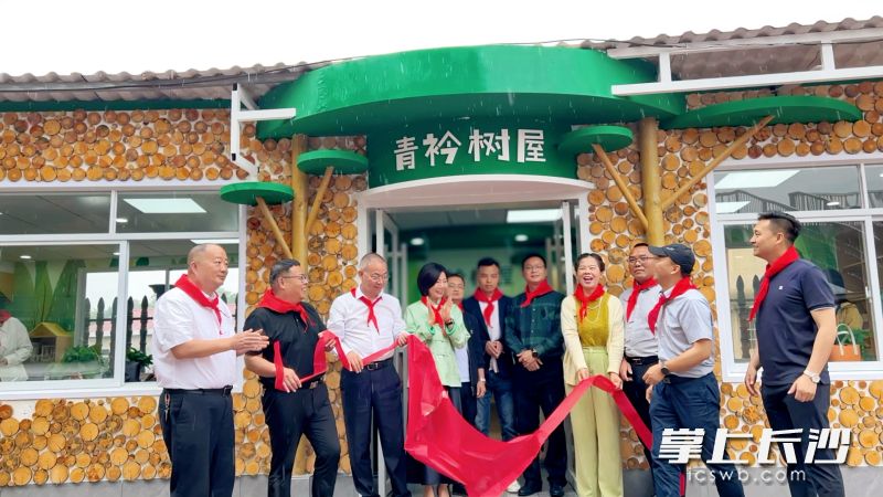 27日，云坪小学“青衿树屋”图书馆建成并正式启用。 均为长沙晚报通讯员胡赛花供图