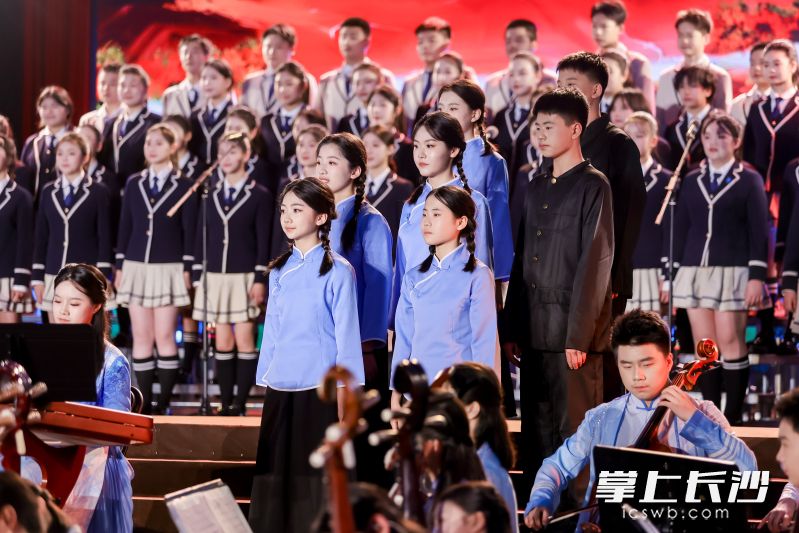 闭幕式以《沁园春·长沙》国乐诗颂开篇，百余名师生以国乐诗颂重构“中流击水”之境。 均为通讯员供图