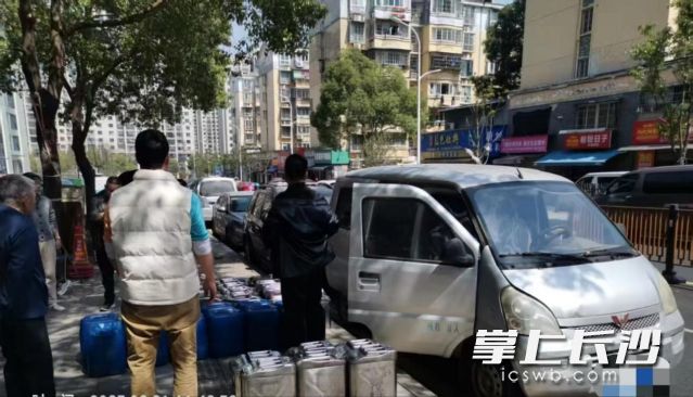 外表看似普通的面包车“暗藏玄机”。均为长沙晚报通讯员 向玲娅供图