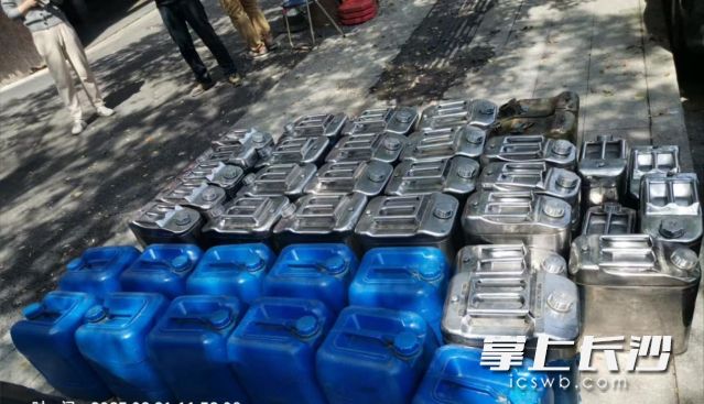 一辆小型面包车内存放大量汽油。