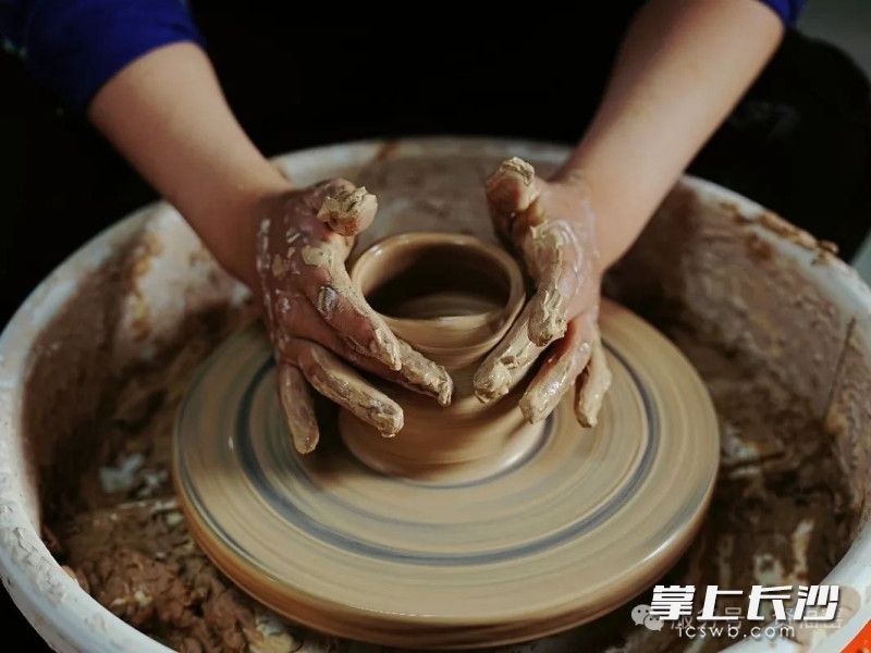 动手做陶器，开启“接地气”的度假模式，是不错的选择。 均为景区供图