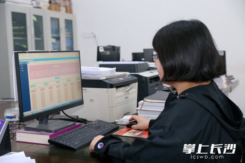 社会治理智慧平台操作室，工作人员正在录入相关信息。长沙晚报全媒体记者 颜开云 摄