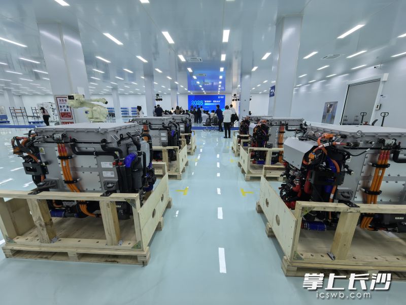 湖南氢璞现场展示了公司生产的大功率氢能源发动机。