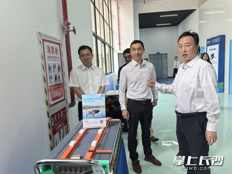 宁乡市委副书记、市长黄滔（右一）对湖南氢璞推出的新产品连声点赞。