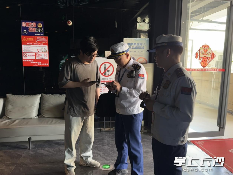 芙蓉消防在节前进行检查。 长沙晚报通讯员 谢梦嘉 摄