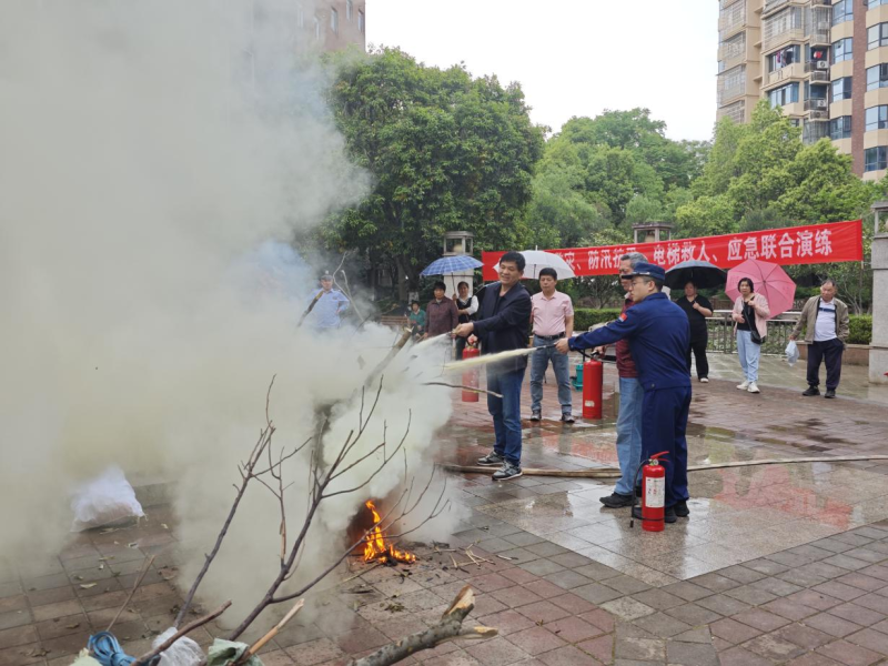 天心消防为居民开展灭火培训。 长沙晚报通讯员 朱栋材 摄