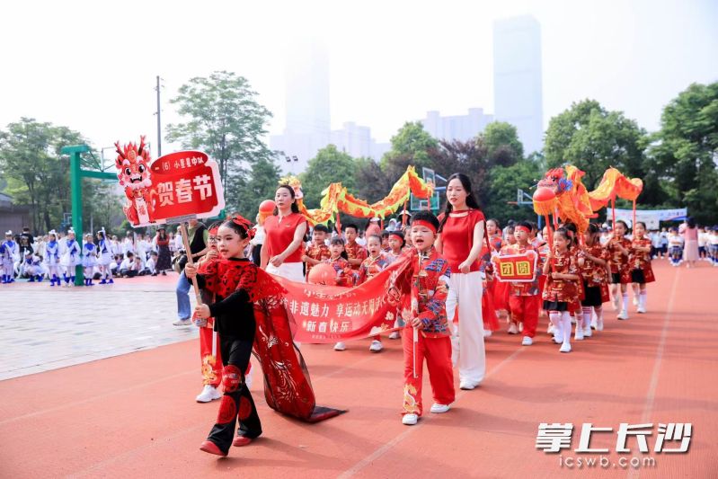 4月28日，芙蓉区育才第三小学春季运动会开幕式上，全校“一班一非遗”进行展示。图为孩子们展示非遗春节。