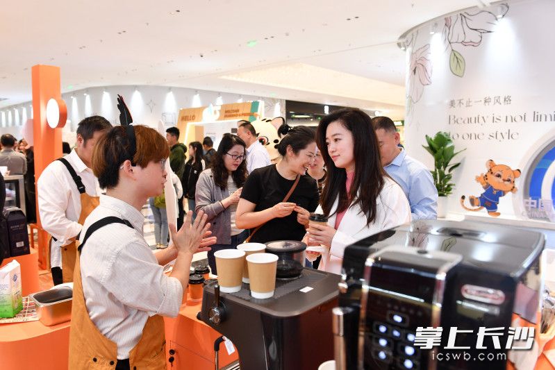 今日上午，非洲好物网购季第一季“快闪店”在长沙万象城同步启动，将持续至5月5日。 均为长沙晚报全媒体记者 王志伟 摄