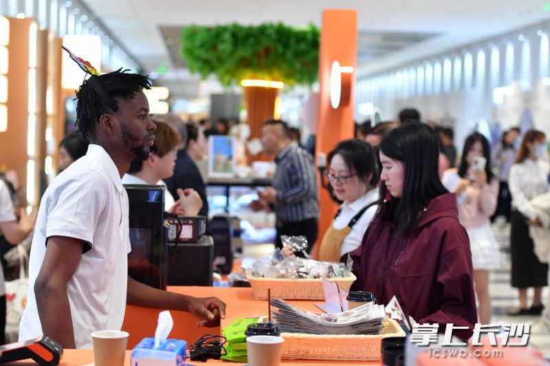第四届中非经贸博览会首场专题活动非洲好物网购季4月28日在长沙启动，通过 “快闪店”“进商超”“直播季”“综合展” 等系列活动，为消费者呈现一场非洲好物盛宴。
