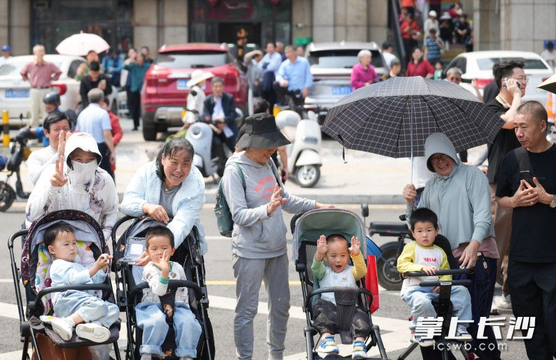 几位家长带着小孩等待着兴联路大桥的通车。