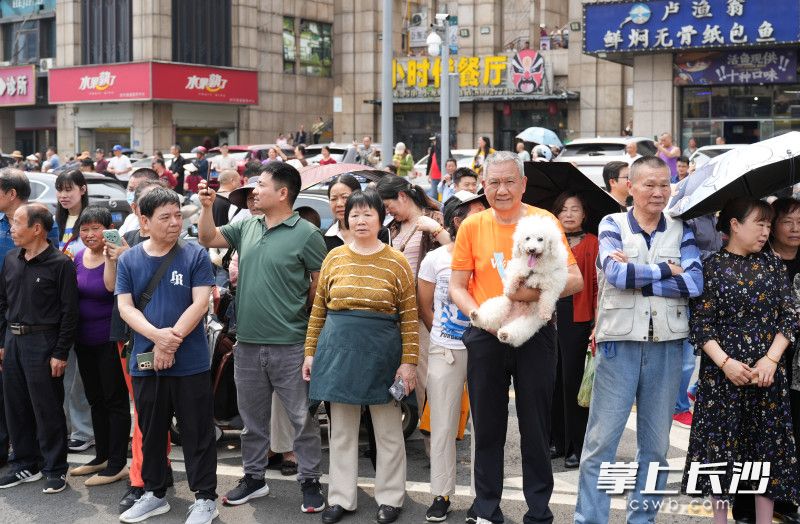 28日上午11时，在兴联路大通道西入口，市民们翘首以待大桥通车。
