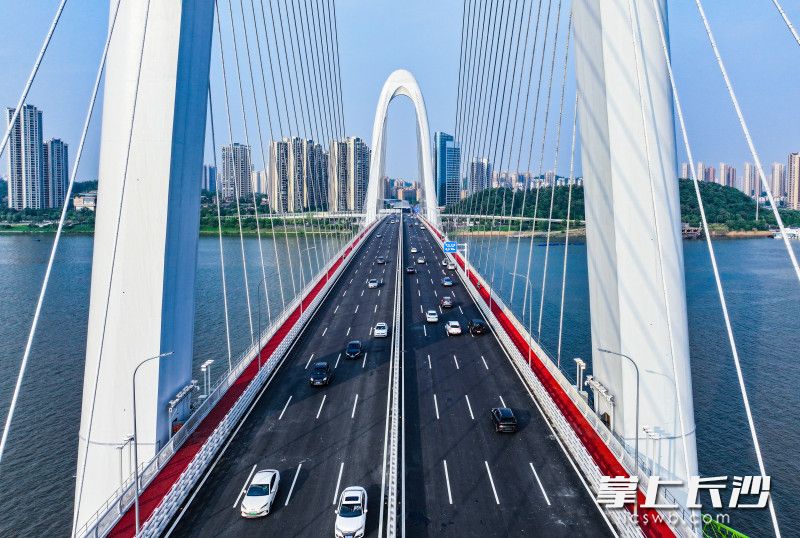 28日下午，市民下班后驾车行驶在兴联路大桥上。