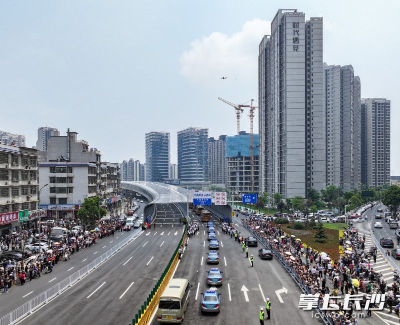 28日上午11时18分，随着桥面隔离设施缓缓移除，首批车辆平稳驶入，兴联路大桥正式通车。