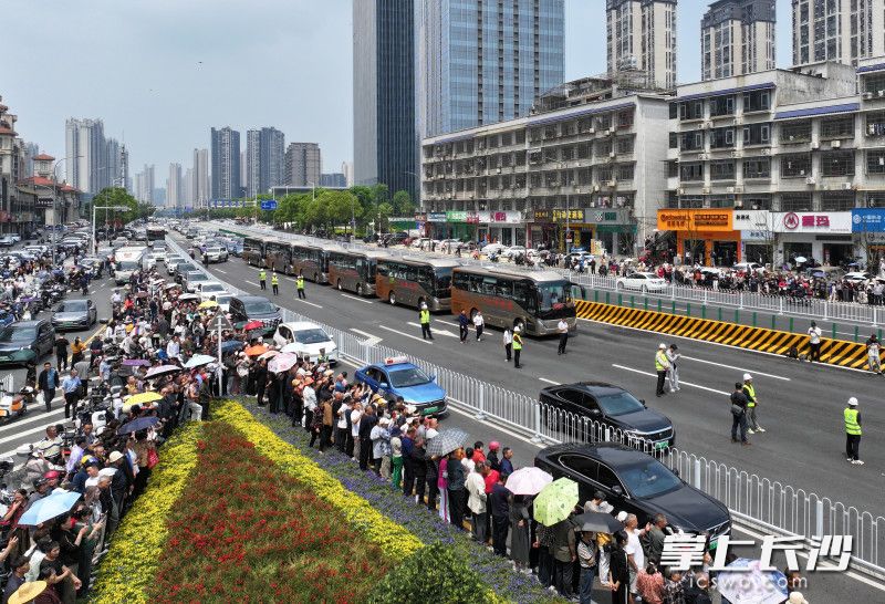 28日上午11时，在兴联路大通道西入口，车辆排队等待上桥。