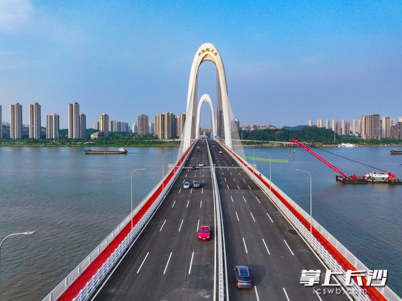市民驾车在兴联路大桥上畅行。