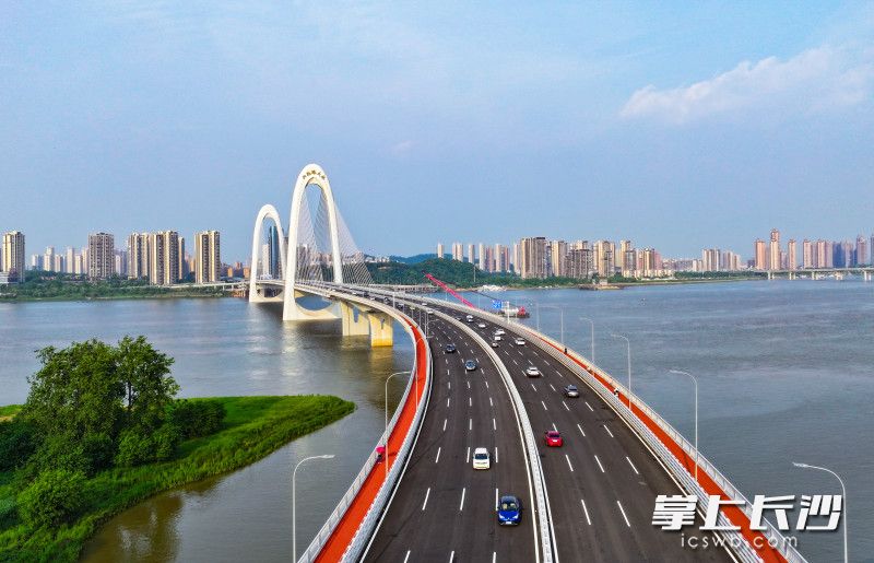 4月28日，兴联路大桥正式通车，市民驾车畅行在大桥上，感受不一样的风景。 均为长沙晚报全媒体记者邹麟摄