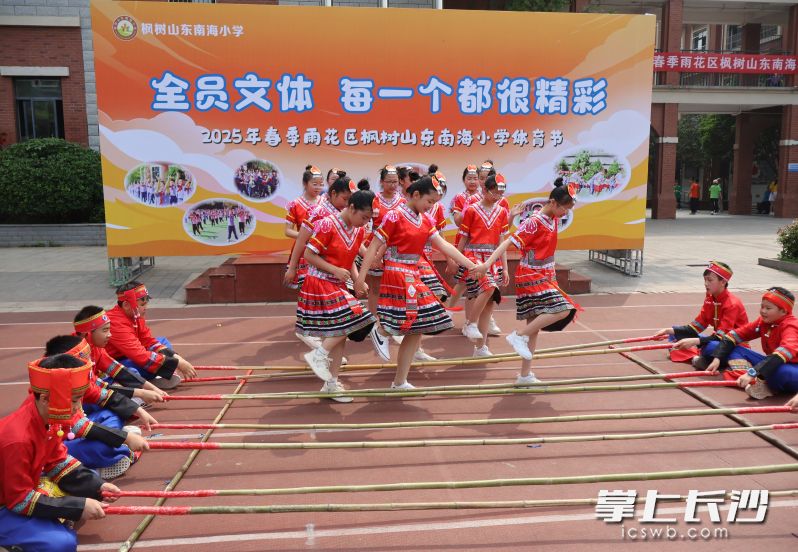 全校37个班级学生全员上场。