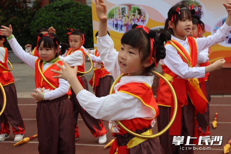 整个开幕式表演融合啦啦操、轮滑、击剑、街舞、游泳、花式篮球、跳皮筋、跳竹竿等46个运动与游戏项目。