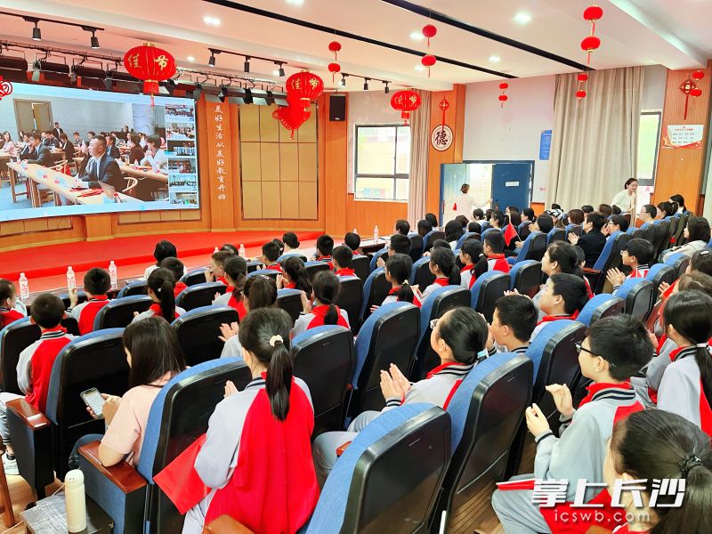 活动现场，雨花实验第二小学的学生代表、27名家委会会长与全体教师全程参与，并认真撰写学习心得。
