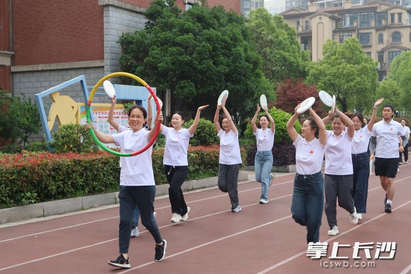 枫树山东南海小学的教师成了运动酷爱者！ 均为通讯员供图
