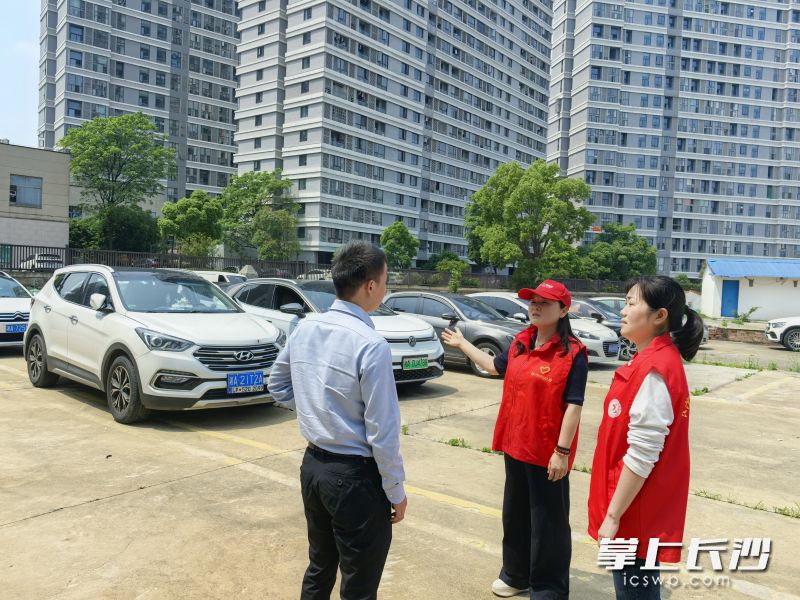 “节节高”党群服务队在新停车场引导居民有序停车。长沙晚报通讯员栗稳 摄