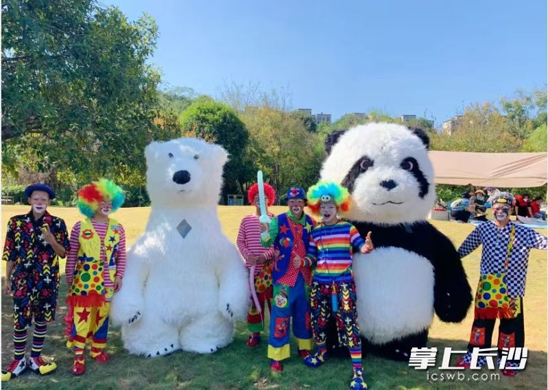 小丑与玩偶热情迎客。 均为通讯员供图