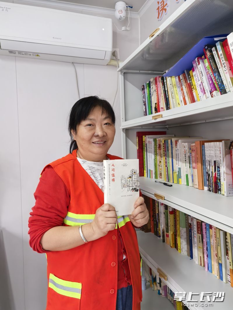 “环卫诗人”黄新生大姐跟工友们分享读书心得。 长沙晚报全媒体记者 李金 摄
