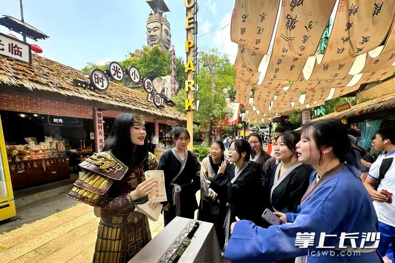 28日，宁乡炭河古城迎来第一批“勤工俭游”的大学生“劳动天团”。