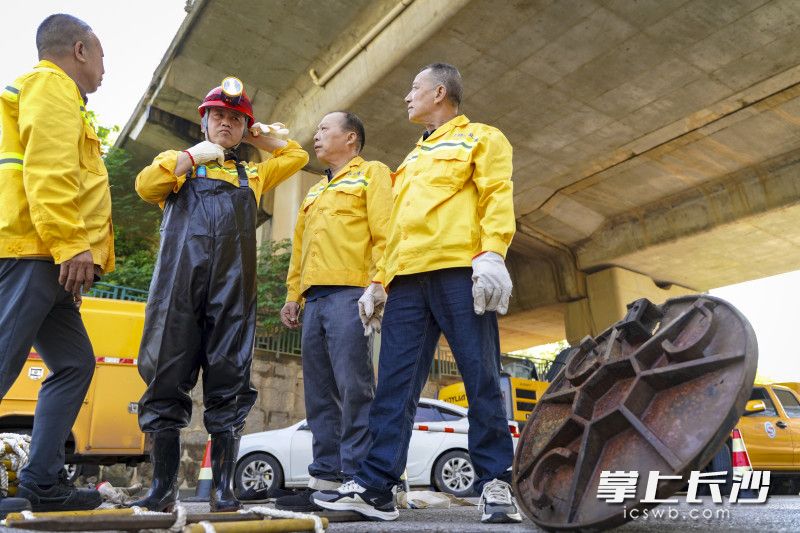 持续几天降雨后，长沙迎来晴天。近日，记者来到开福区滨河北路轨道万科璞悦湾附近，开福区市政维护设施中心几位工作人员正进行雨后排水管网的日常巡检、维护工作。图为开福区市政维护设施中心排水科管网组组长袁勤（左二）正在做进入下水管道前的准备。均为长沙晚报全媒体记者 刘晓敏 摄