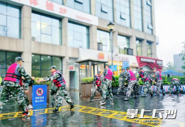 此次演练模拟长沙市遭遇持续性强降雨,西中心地下车库及周边道路出现深度达5厘米的积水险情。 此次演练模拟长沙市遭遇持续性强降雨,西中心地下车库及周边道路出现深度达5厘米的积水险情。