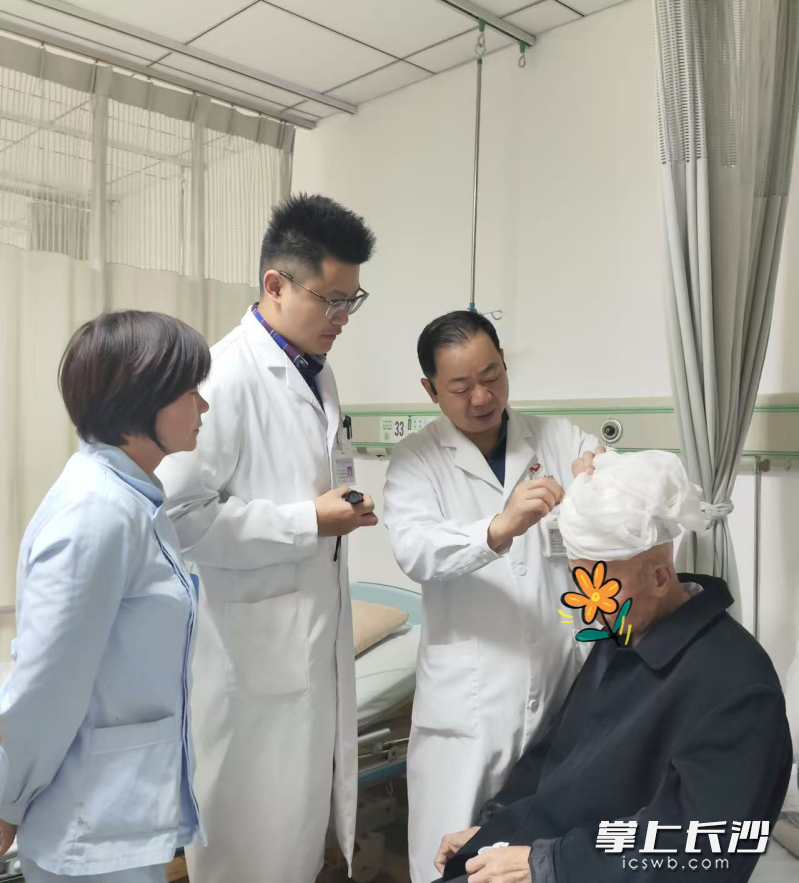 李赞（左3）带领团队查房。通讯员供图