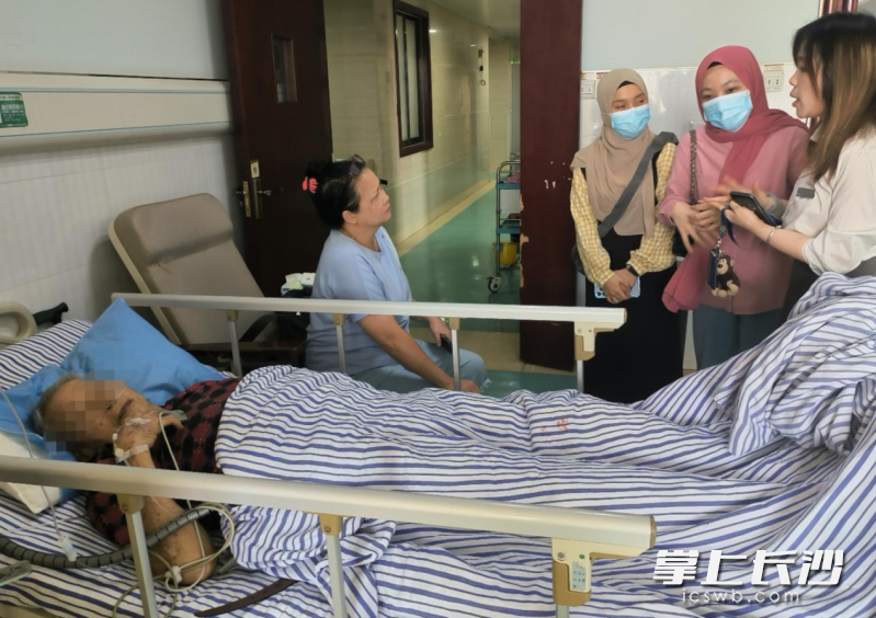 印尼语翻译与患者家属沟通。 通讯员供图 印尼语翻译与患者家属沟通。 通讯员供图
